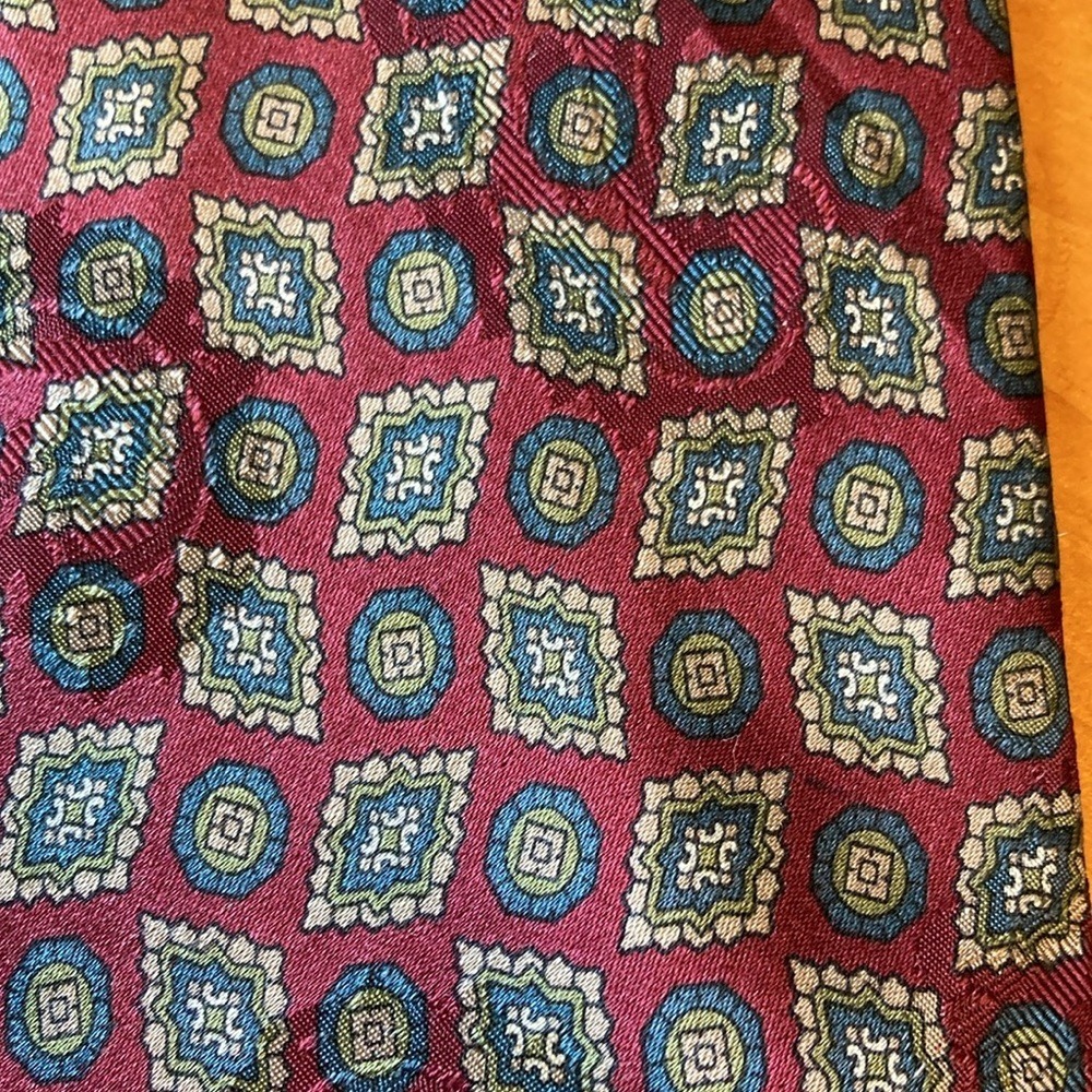 Boston Traders Mens Burgundy Geometric Medallion 100% Silk Necktie Made in USA - Picture 8 of 10